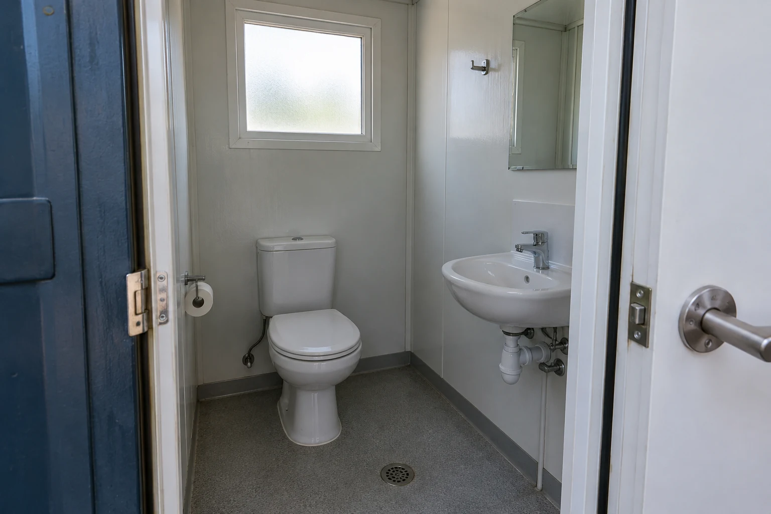 Vista interior de un baño modular de Noah Contenedores